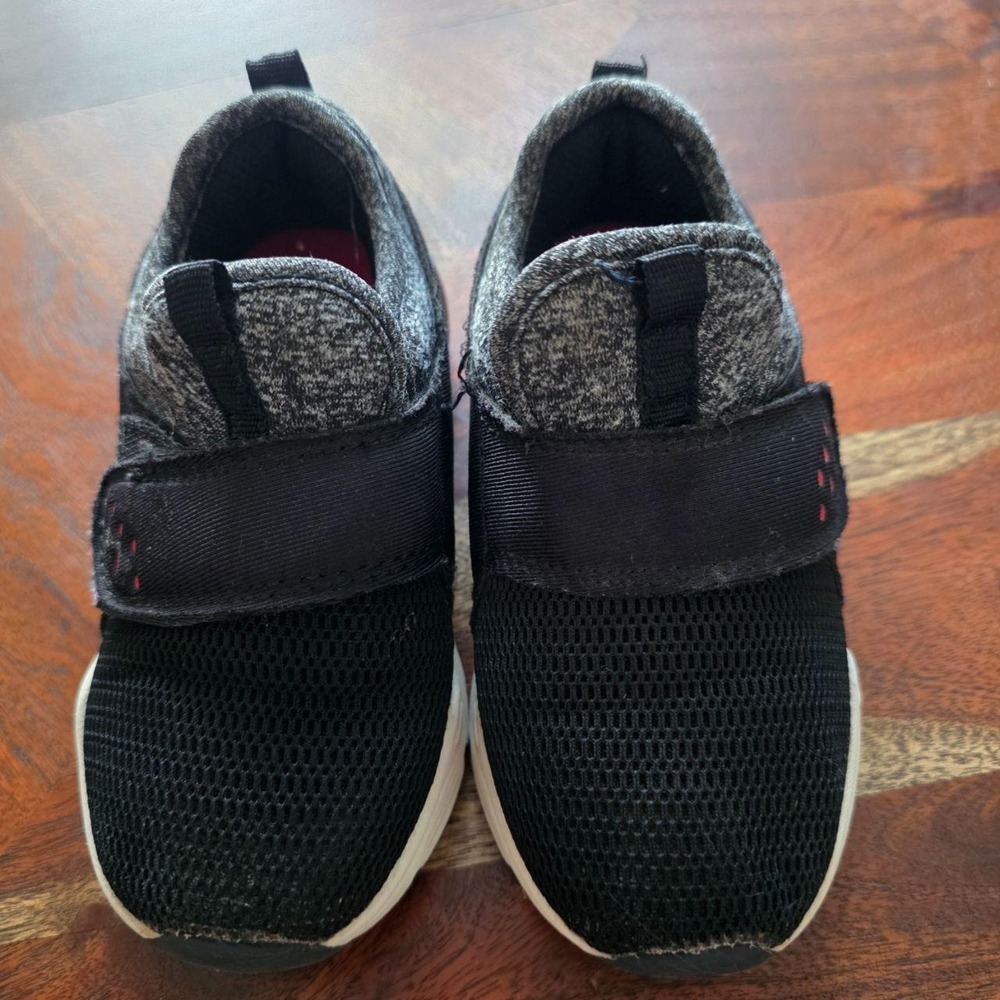 Carter's Zadith Boy's Black Sneakers Size 8